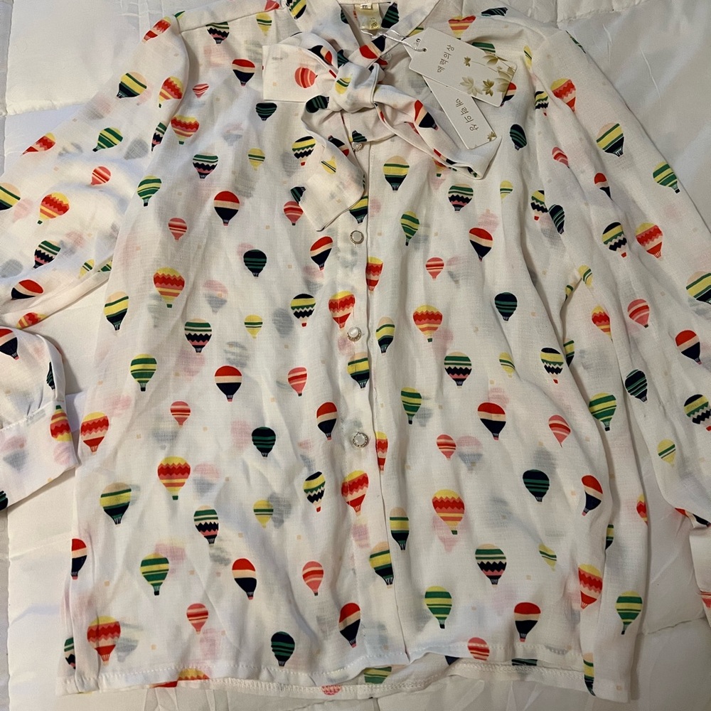 Paper Lantern White pearl button Blouse NWT